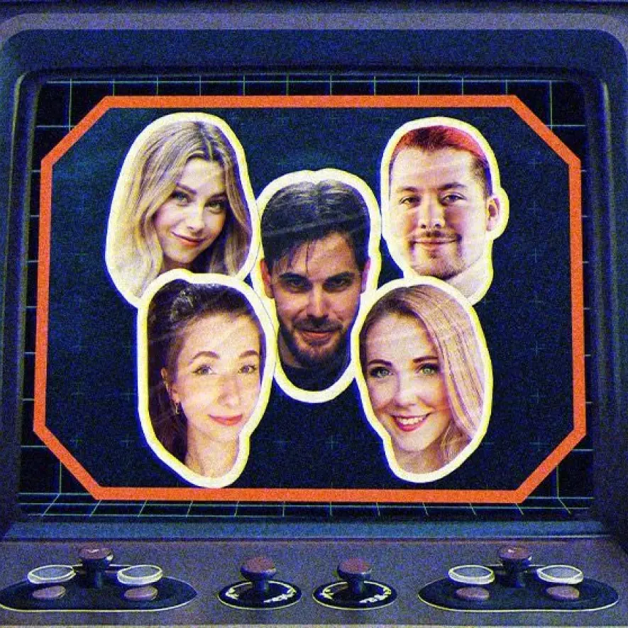 Fünf Mitglieder des congstar Gaming Teams in einem retro Arcade-Automaten-Design.