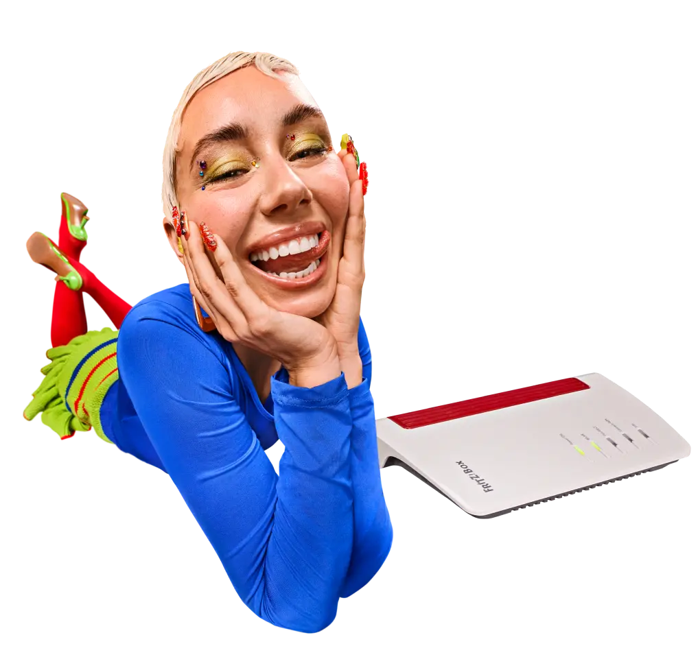 Lächelnde Person liegt neben FritzBox 7530.