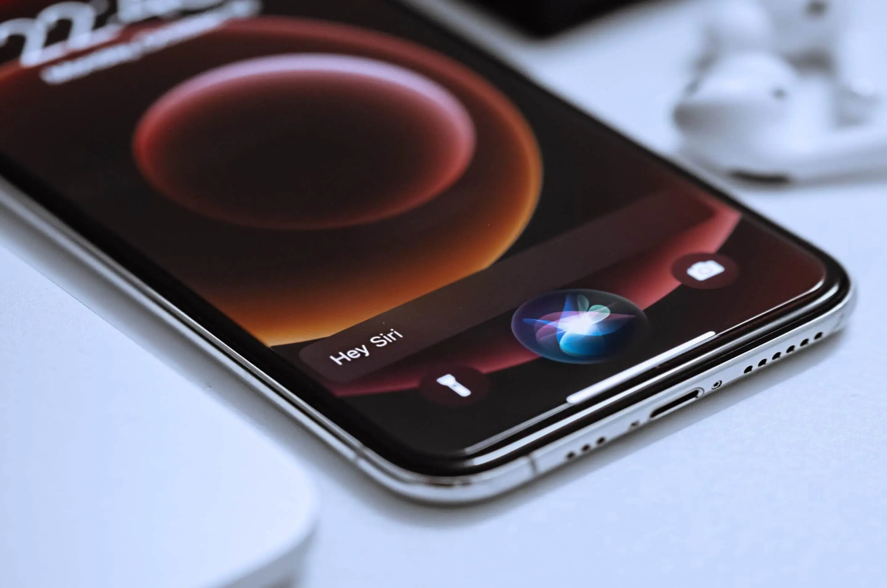 iPhone mit geöffneter Siri