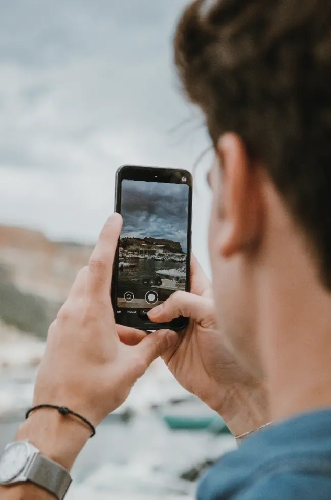 Mann macht Foto