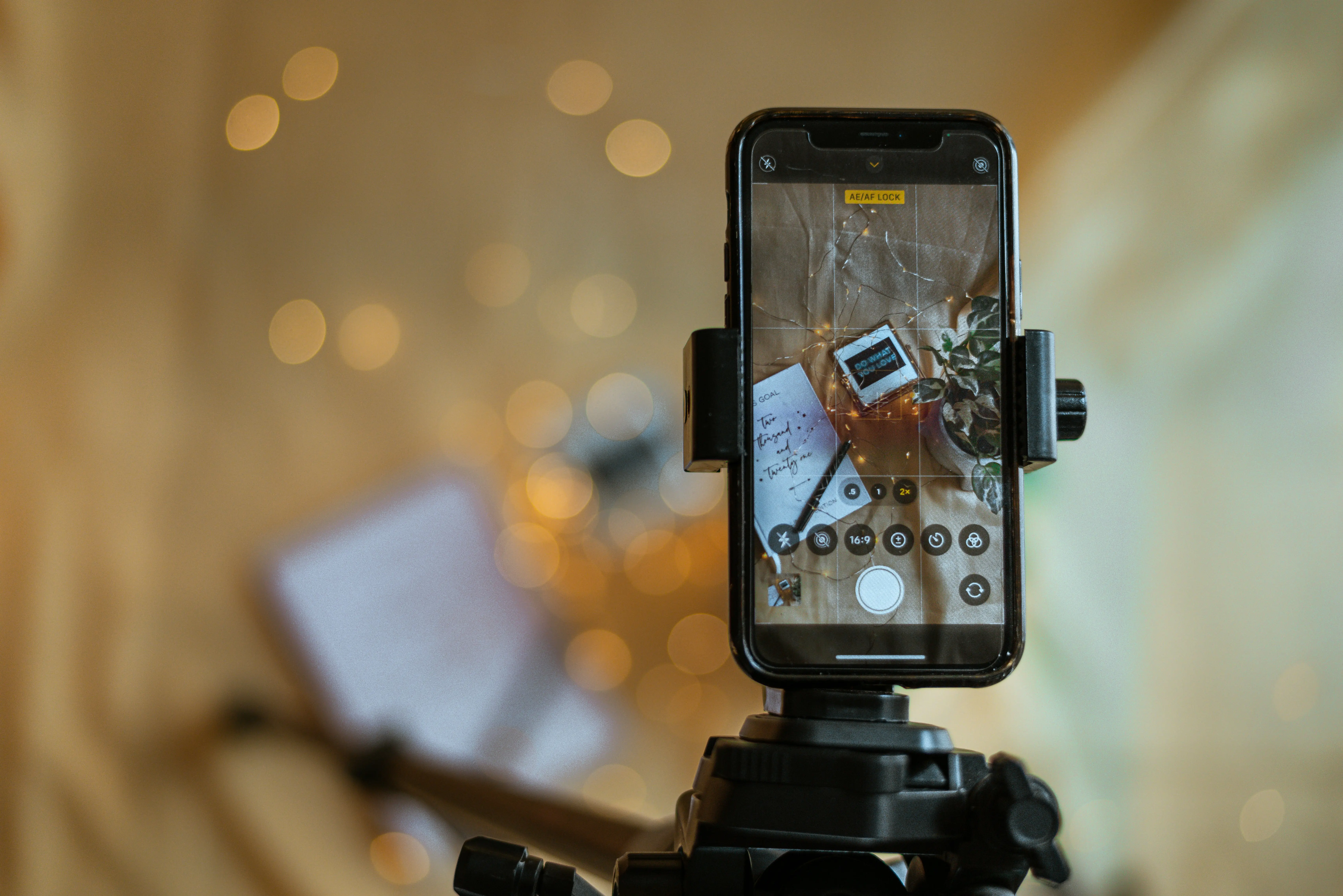 iPhone steht im Stativ