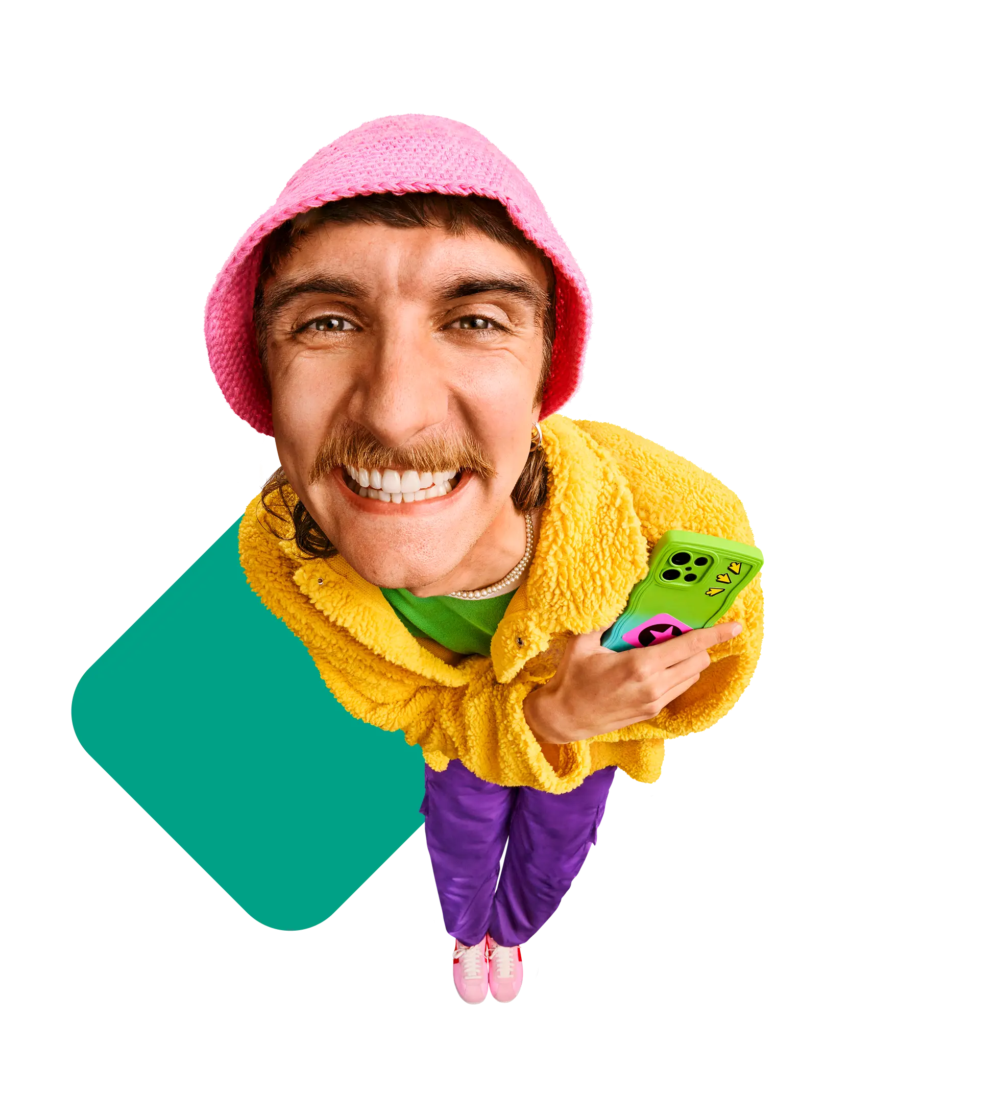 Person lächelt in die Kamera und hält ein Smartphone in der Hand.