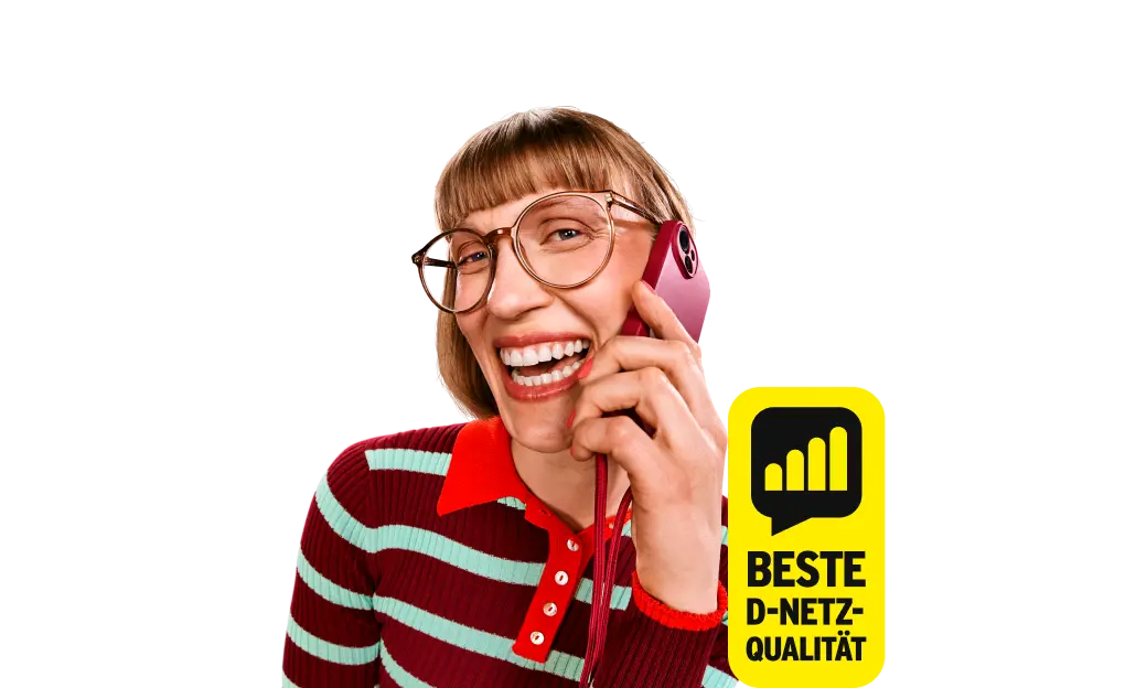 Junge Frau telefoniert lachend mit ihrem Smartphone. Siegel: Beste D-Netz-Qualität.