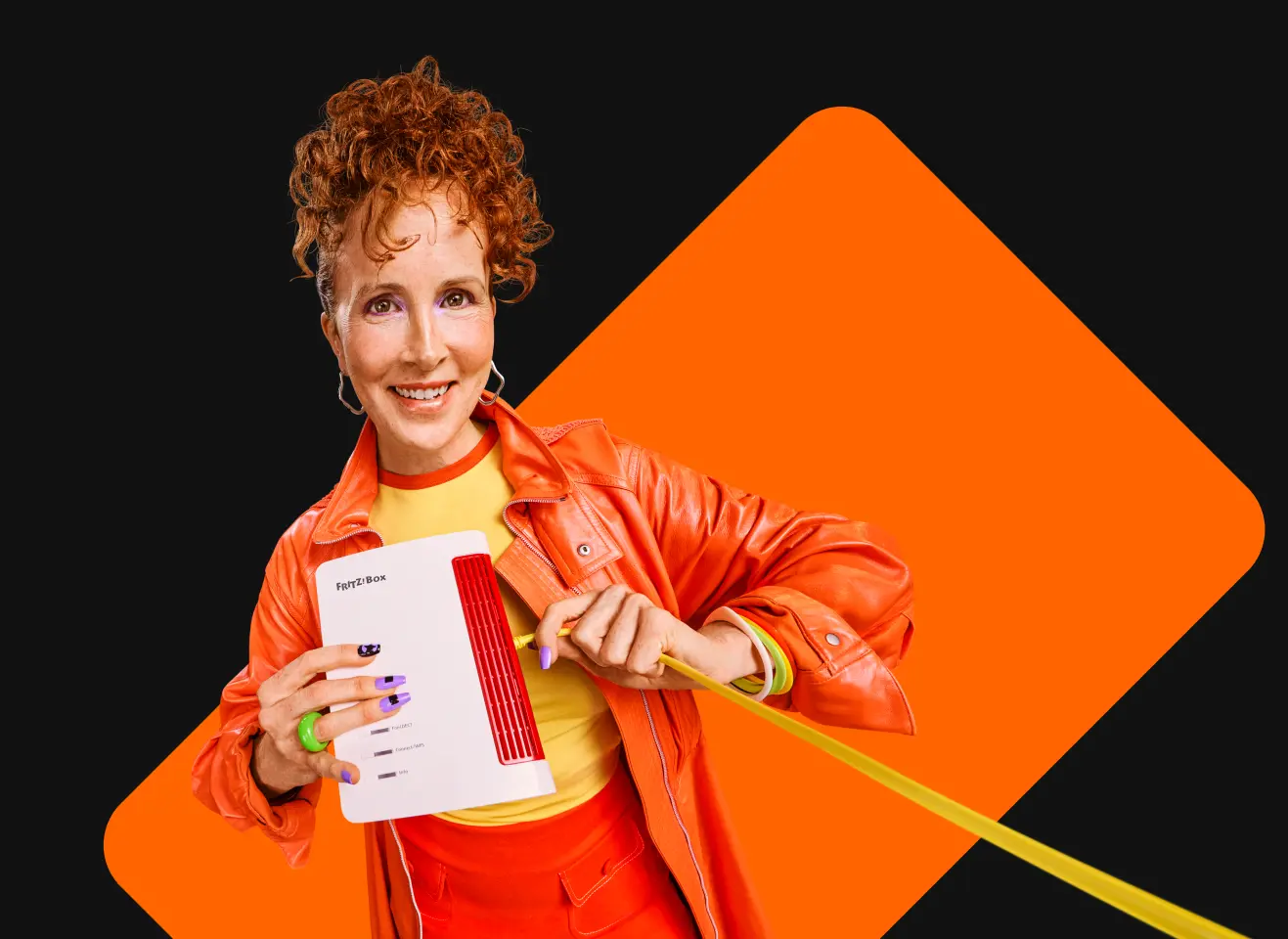 Person zeigt Fritz!Box.