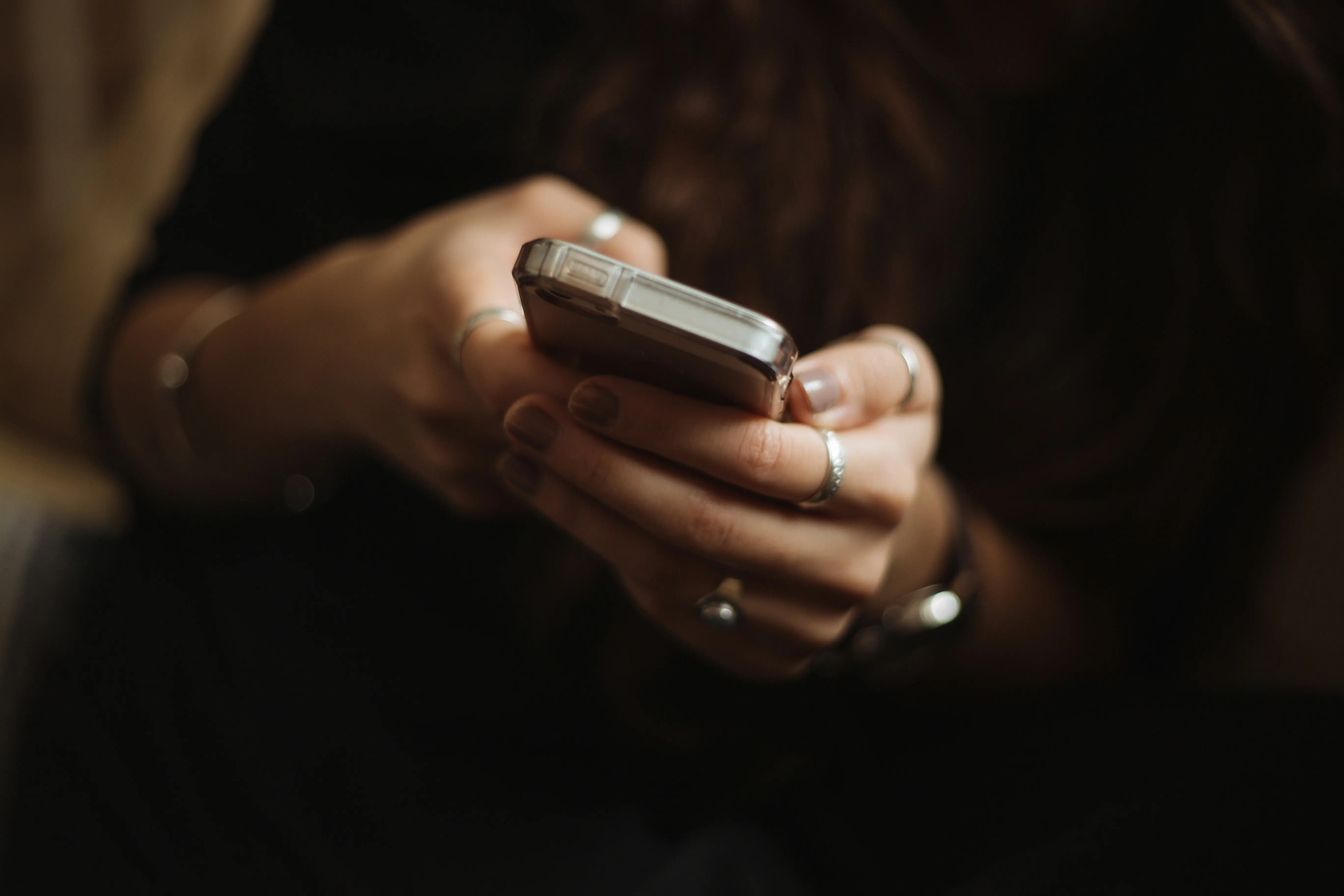 Person hält Handy in der Hand