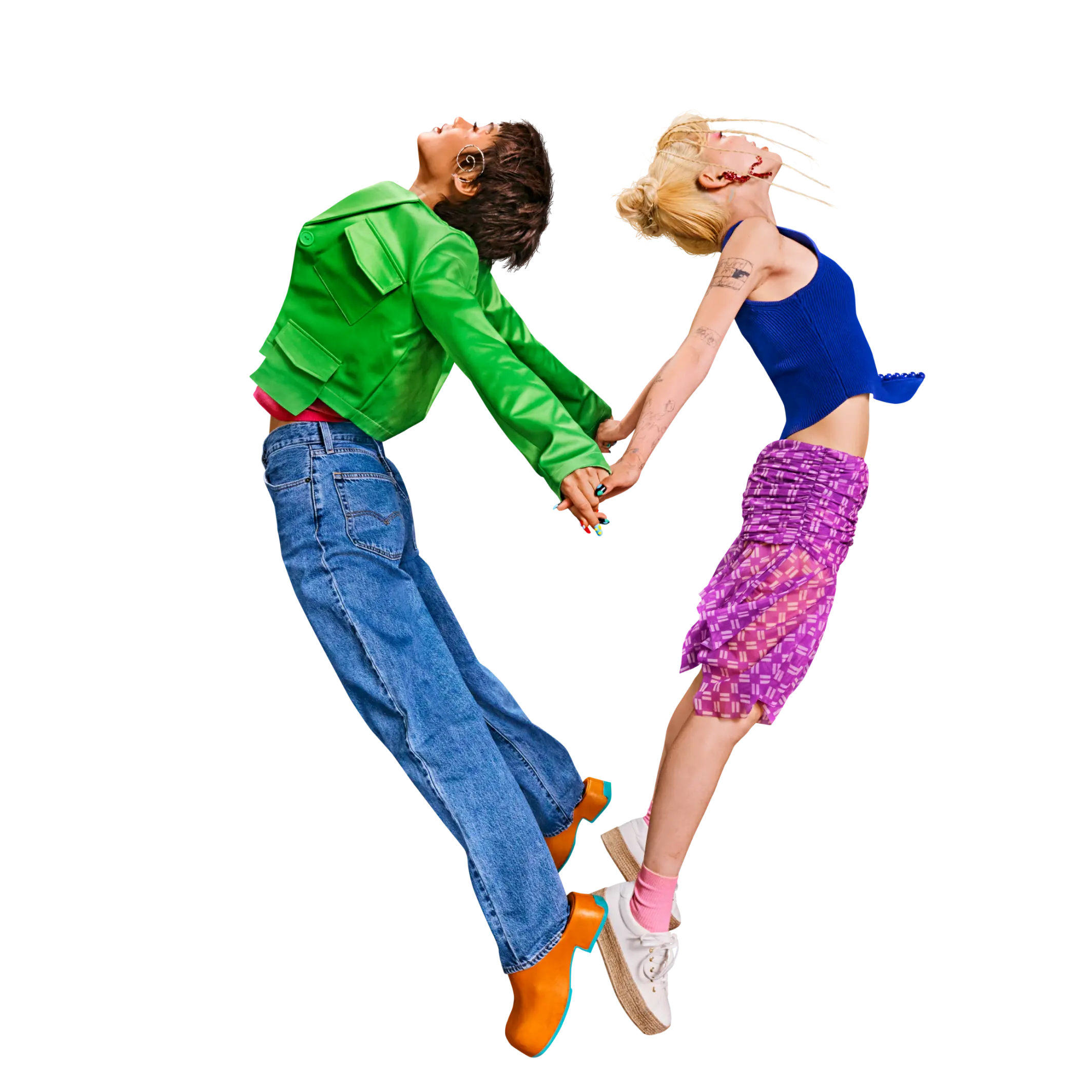 Zwei Personen springen händchenhaltend in die Luft und formen dabei eine Herzsilhouette.