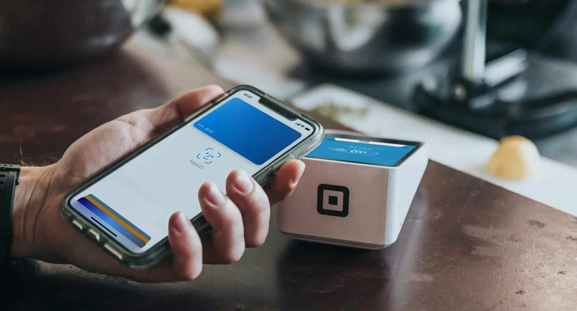 Person bezahlt mit der Wallet App