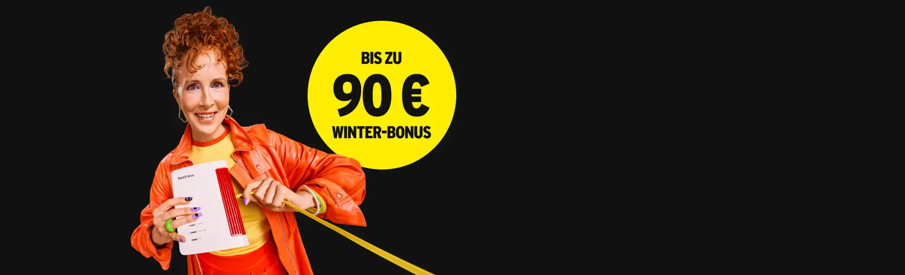 Person zeigt Fritz!Box. Bis zu 90 € Winter-Bonus.