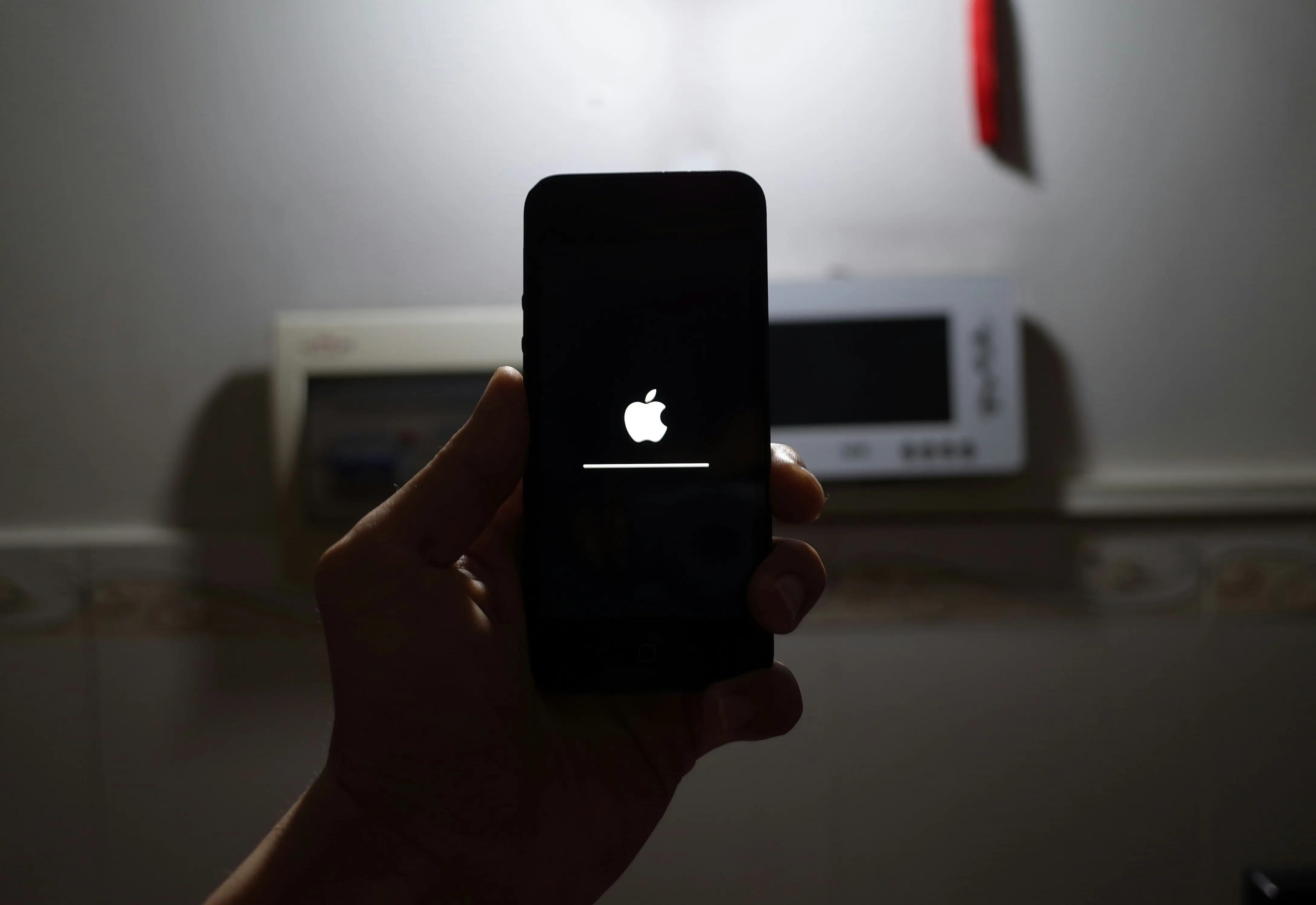 Hand hält iPhone, was aus geht