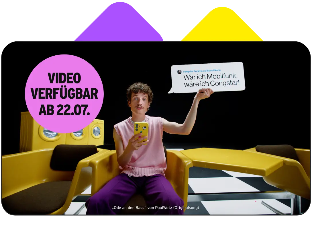Ein Bild, das eine Video-Vorschau und Textinformationen kombiniert. Eine Person hält eine kleine Sprechblase hoch, die einen Kommentar einer congstar Kund*in auf Social Media zeigt: "Wär ich Mobilfunk, wäre ich Congstar!". Über dem Video liegt ein Störer mit der Ankündigung "VIDEO VERFÜGBAR AB 22.07.". Unter dem Rahmen steht der Songtitel „Ode an den Bass" von PaulWetz (Originalsong).