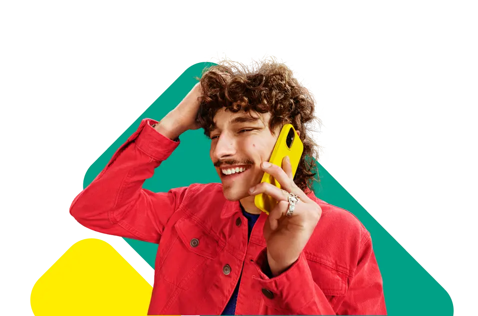 Lachende Person telefoniert.