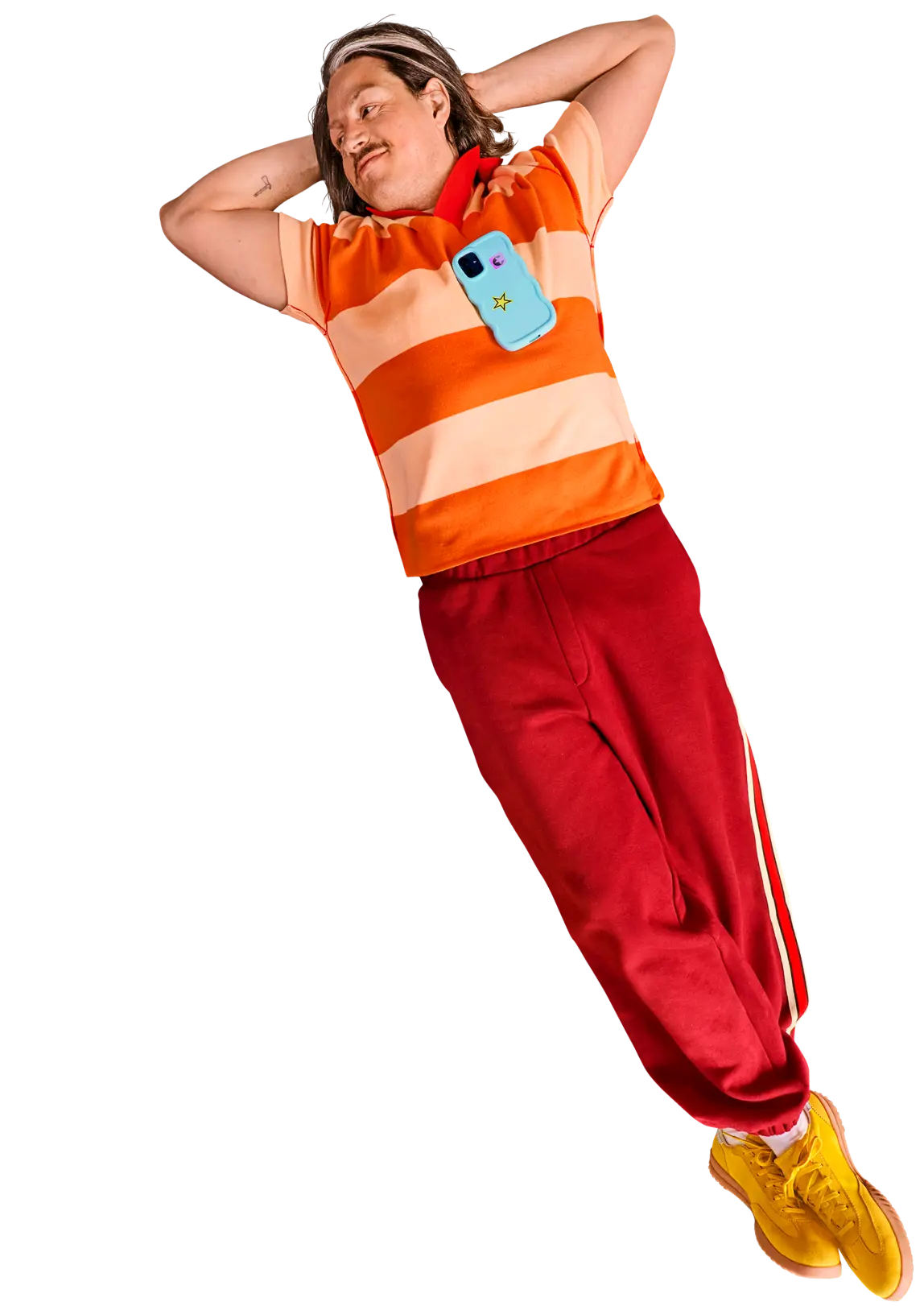 Person liegt entspannt mit Smartphone auf der Brust