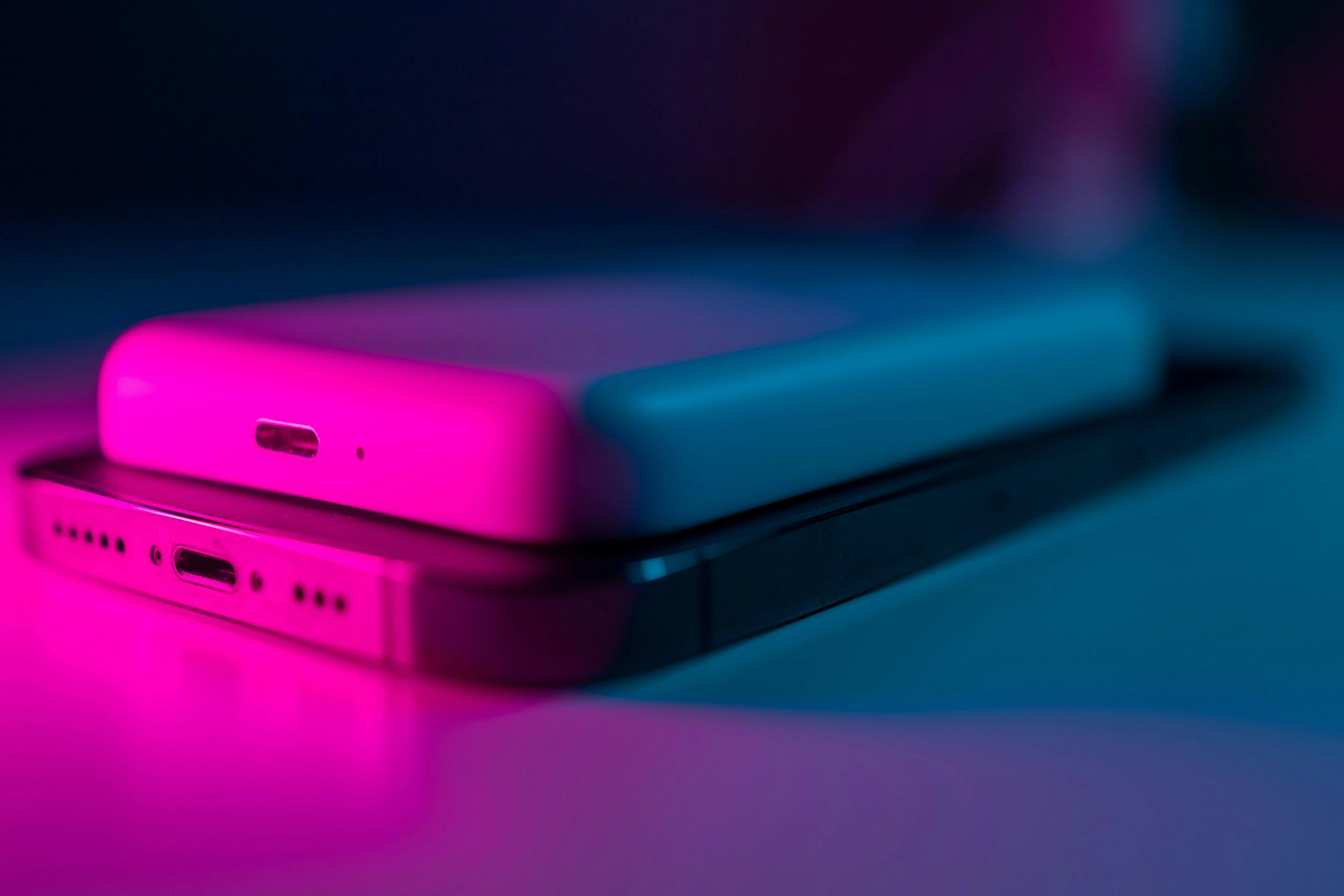 iPhone mit MacSafe Powerbank dran