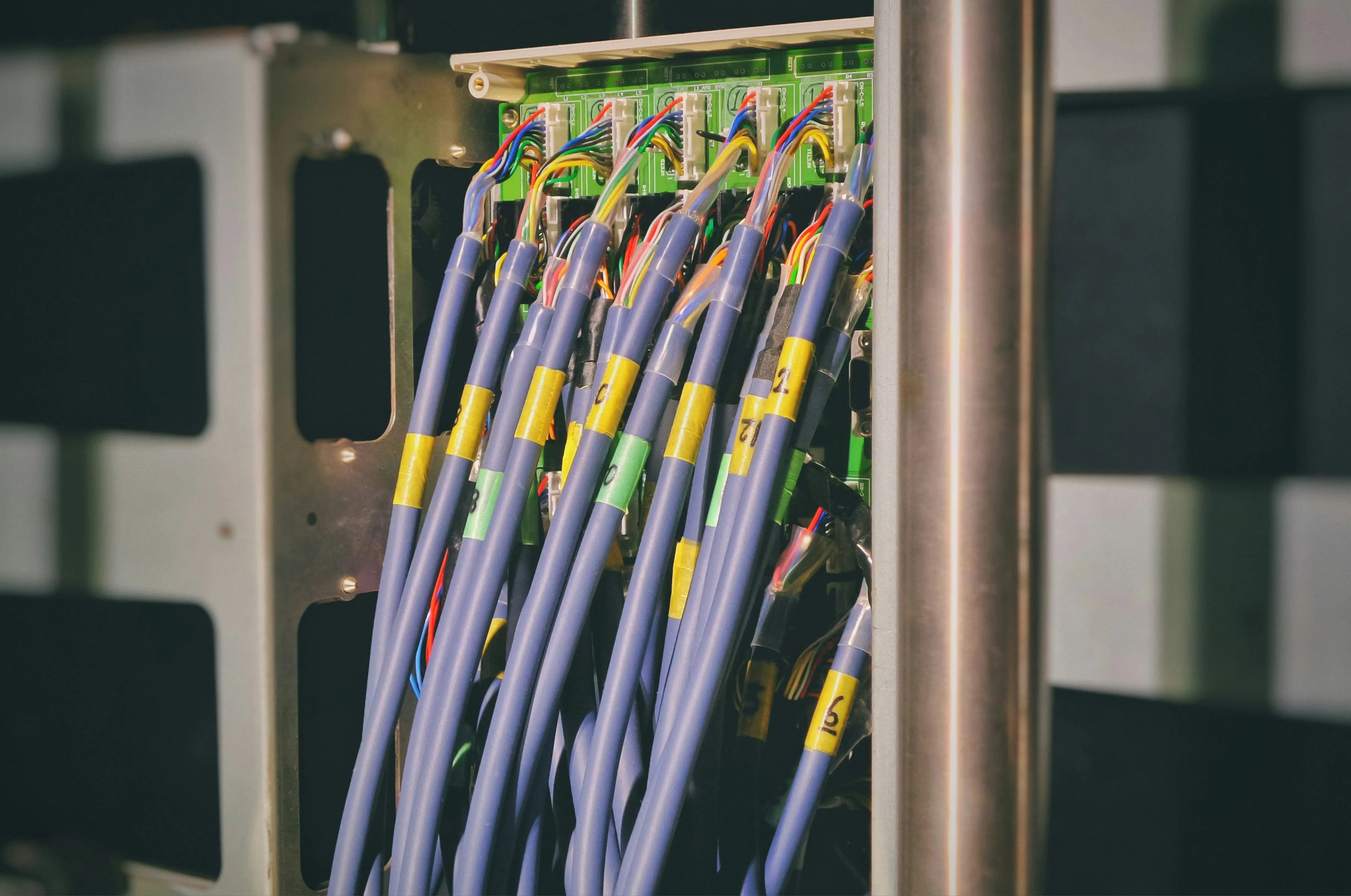 DSL Kabel hängen aus einem Verteiler