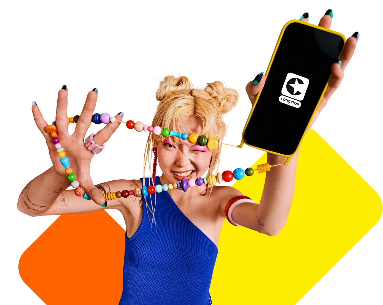Frau mit bunten Perlenketten hält Smartphone mit congstar App, Bildschirm zeigt congstar Logo.