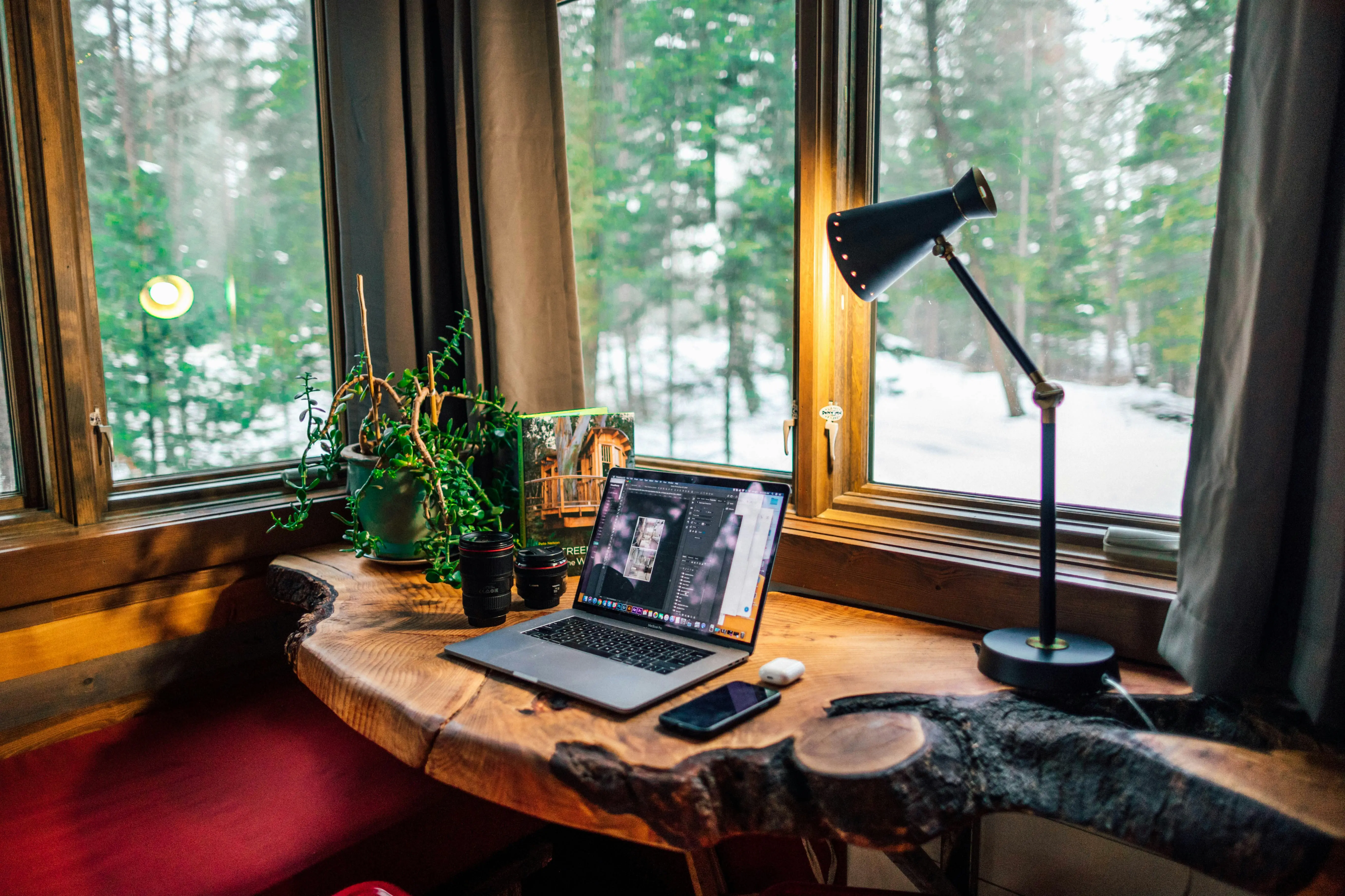 Schreibtisch mit Laptop im Homeoffice