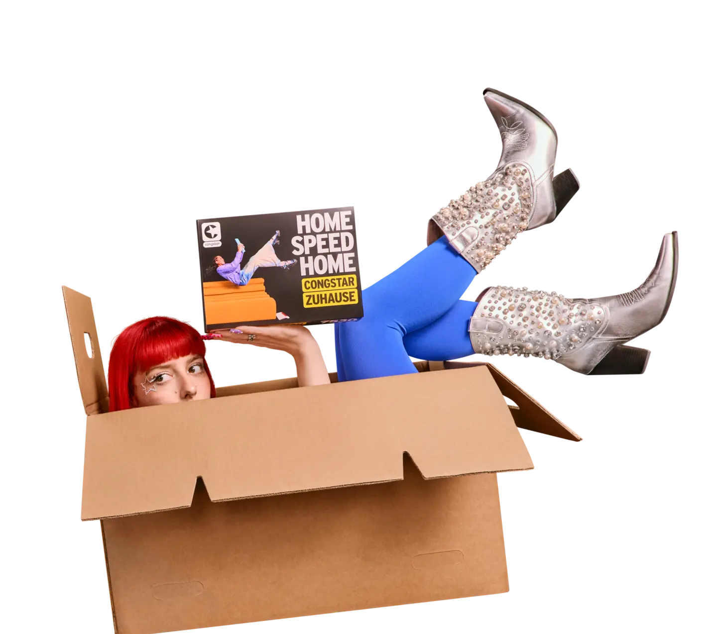 Person sitzt in einem Umzugskarton und hält eine Produktverpackung mit der Aufschrift „Home Speed Home – congstar Zuhause" hoch.