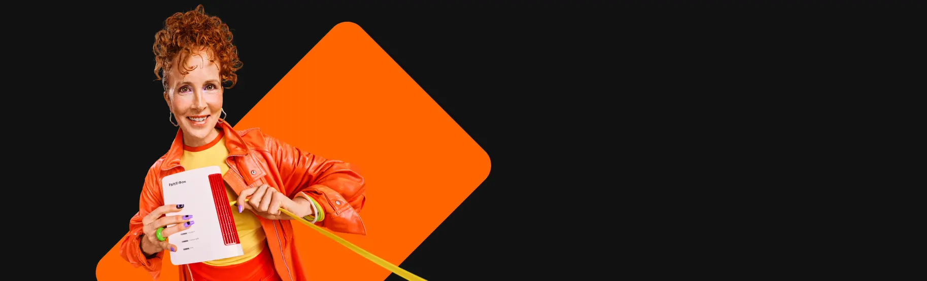 Person zeigt Fritz!Box.