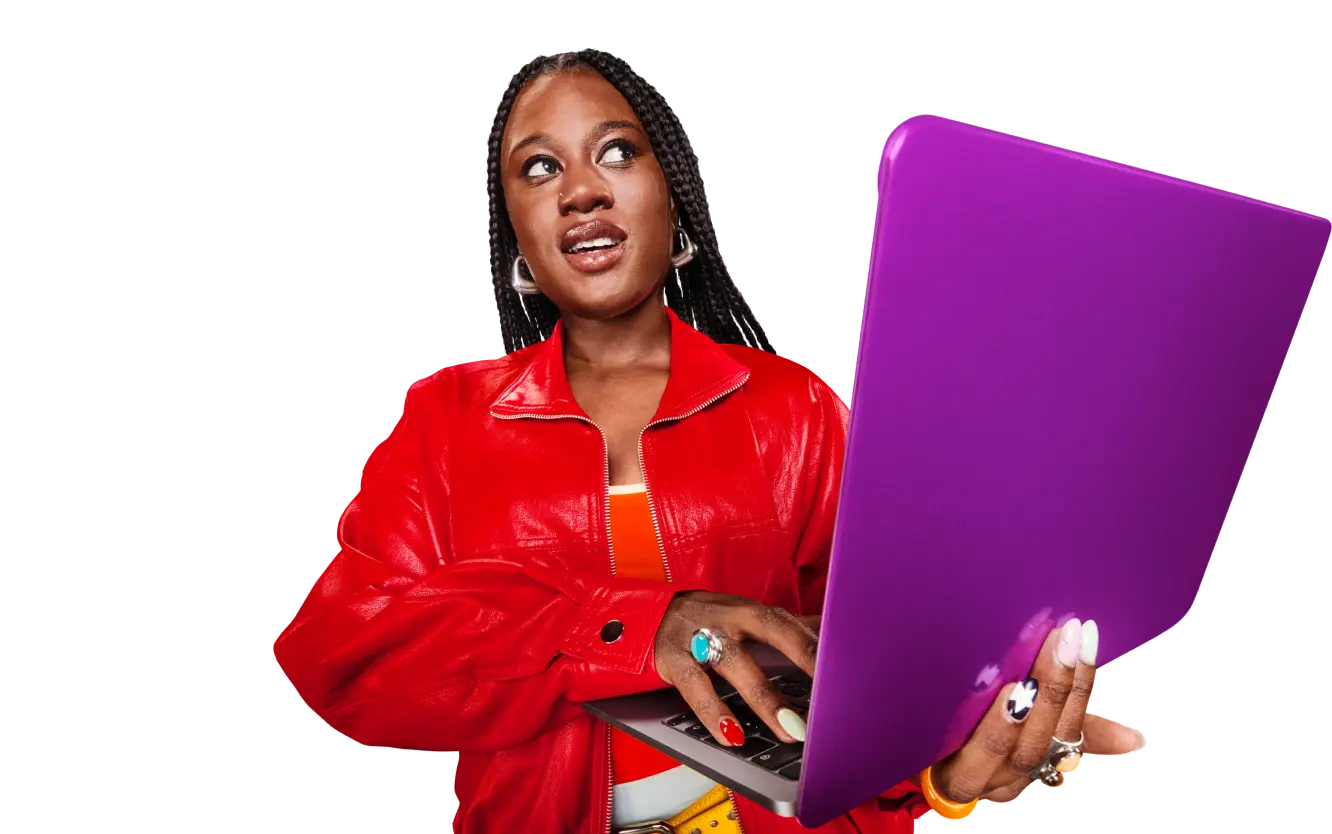 Eine Person hält einen lila Laptop und schaut neugierig nach oben.