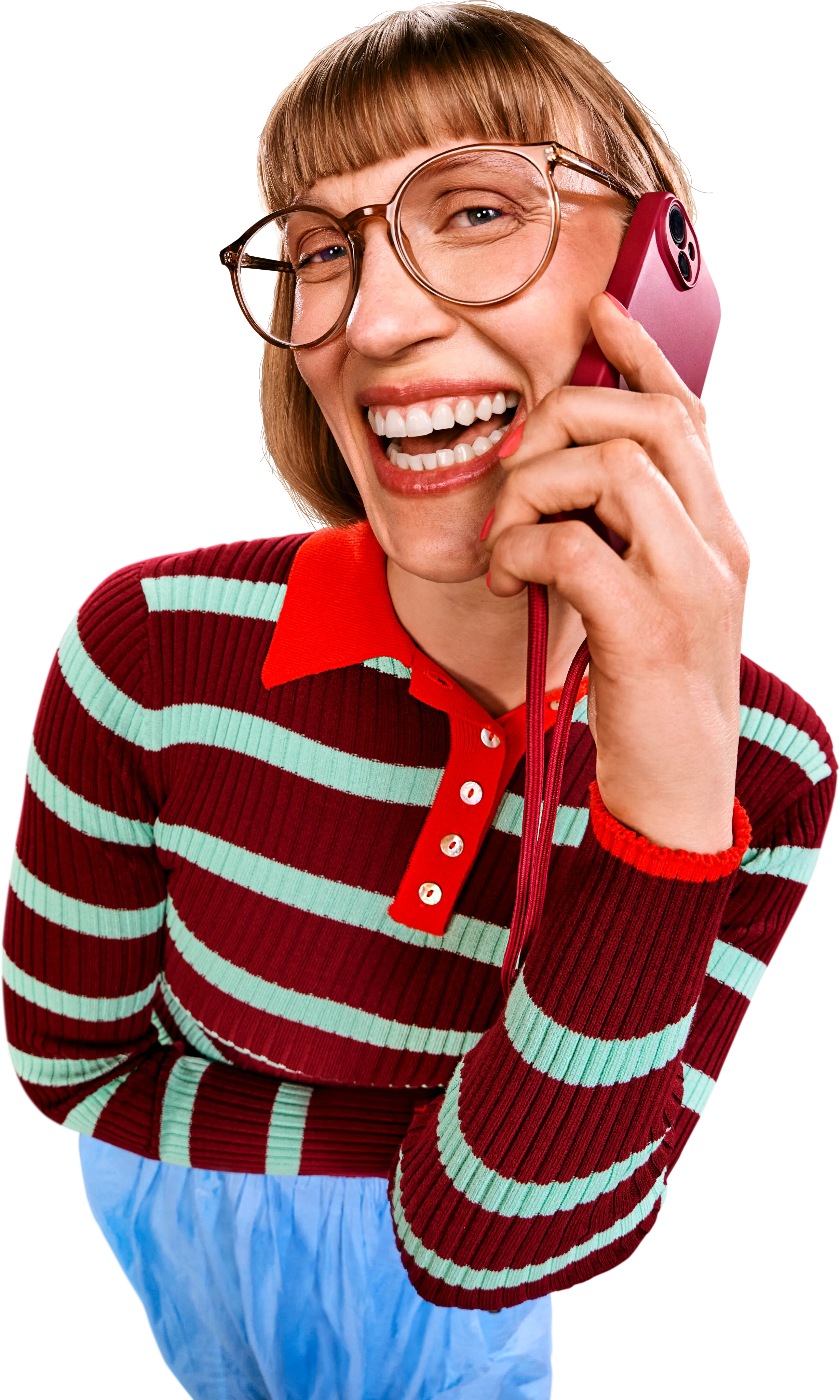 Junge Frau telefoniert lachend mit ihrem Smartphone