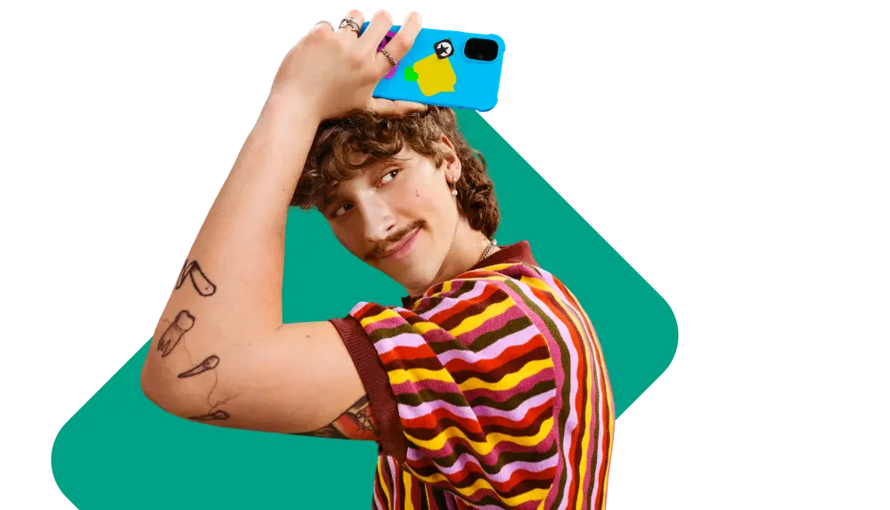 Eine Person hält lässig ein Smartphone mit congstar-Logo-Sticker über den Kopf.