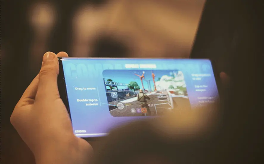 Person spielt ein Spiel auf dem Handy