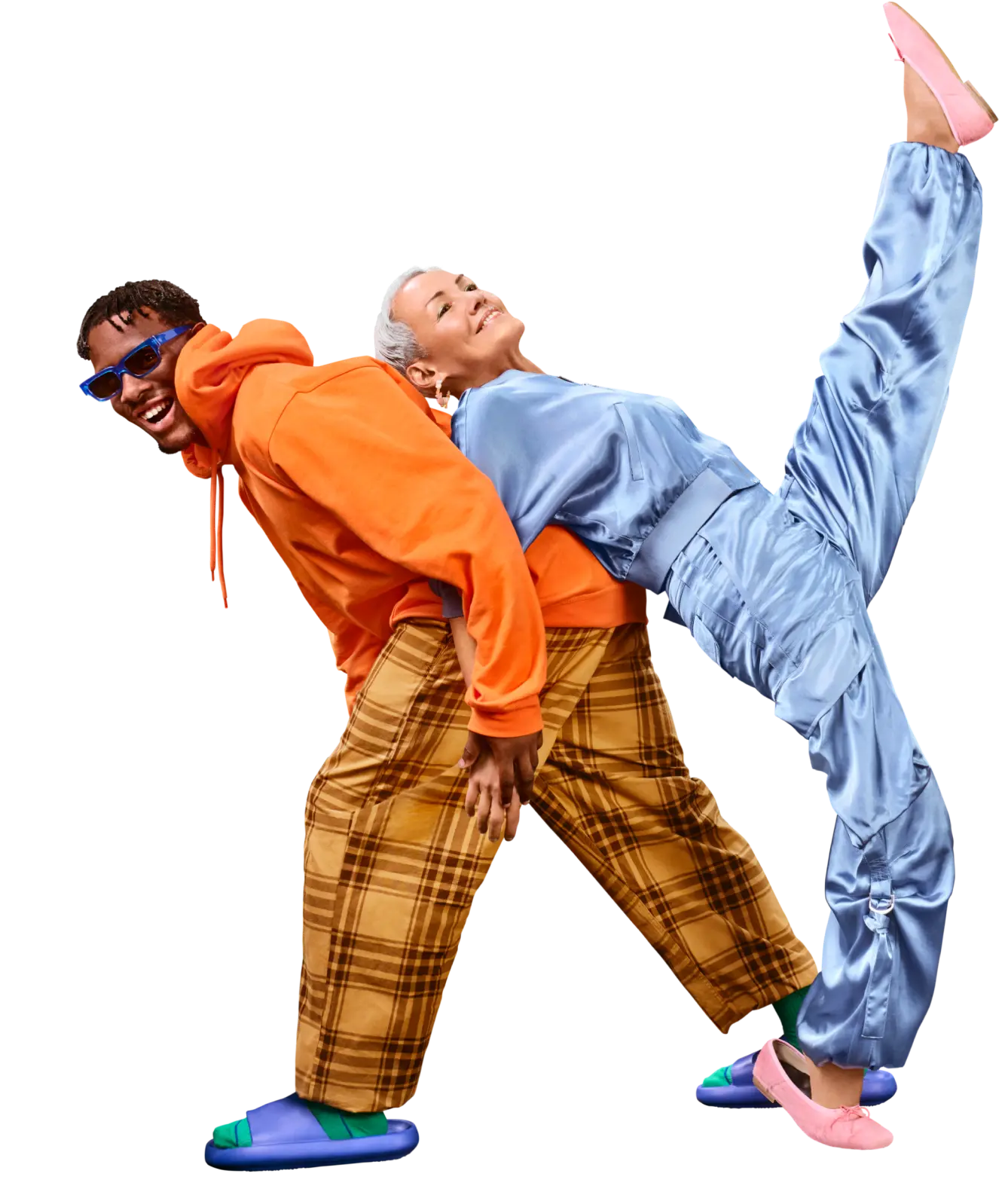 Junger Mann und Frau mittleren Alters machen Huckepack-Pose