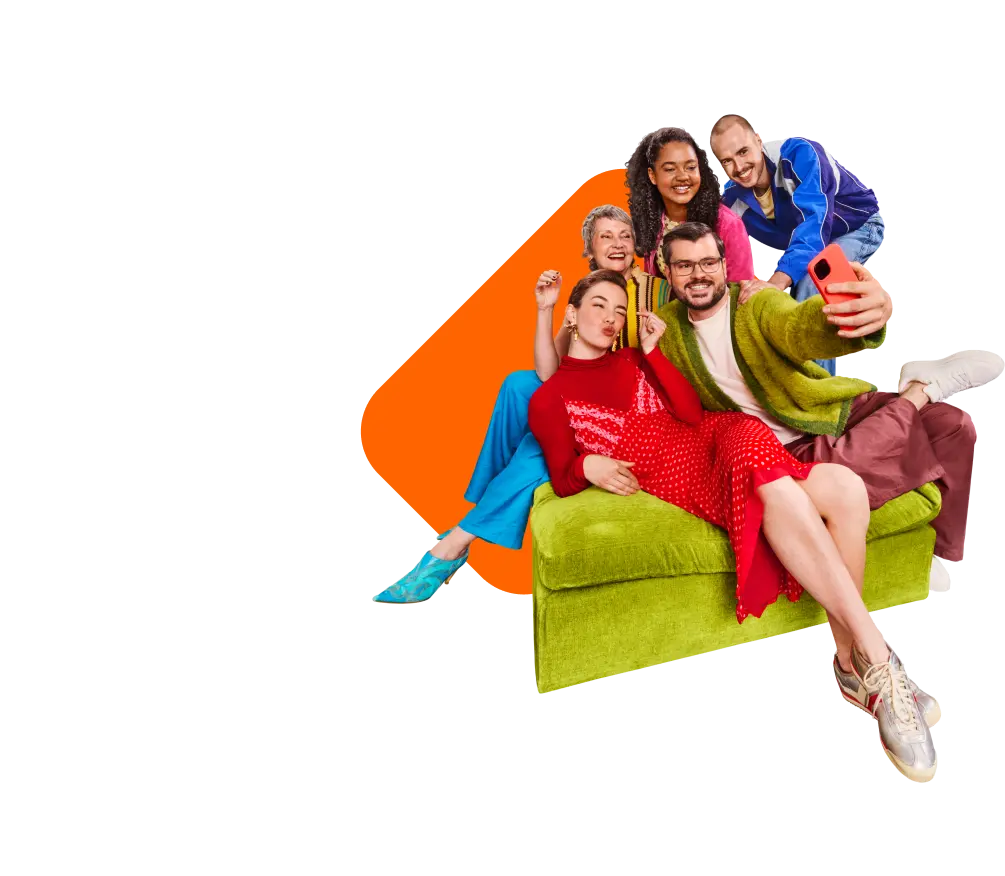 10 % Rabatt. Eine Gruppe von fünf Personen in bunten Outfits macht gemeinsam ein Selfie auf einem grünen Sofa.