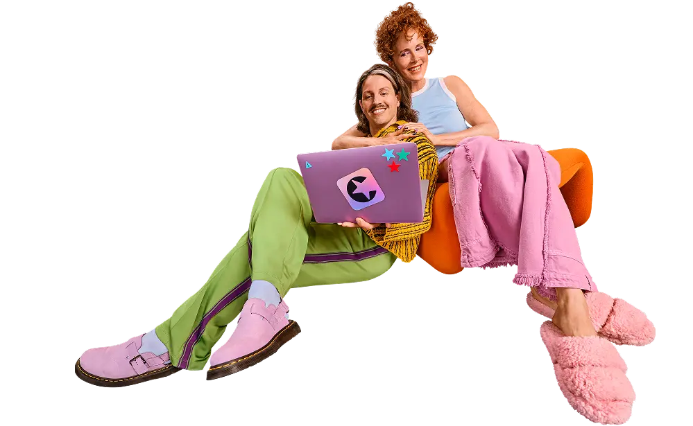 Zwei Personen schauen gemeinsam lächelnd auf einen lila Laptop mit congstar-Logo.