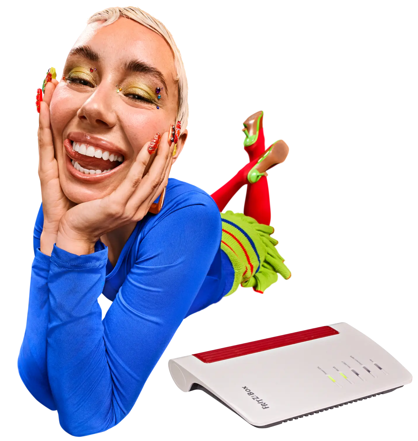 Lächelnde Person liegt neben FritzBox 7530.