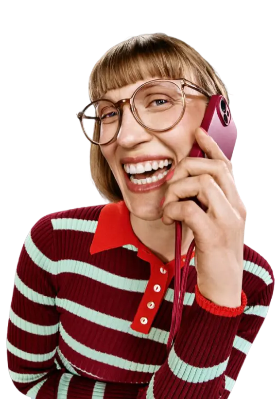 Frau lächelt am Telefon