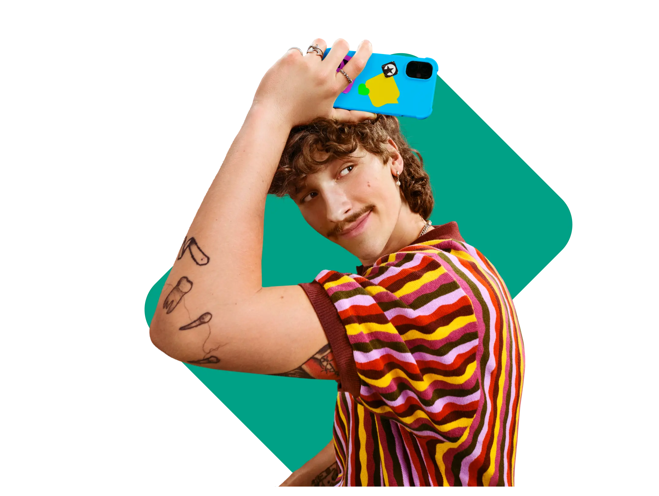 Eine Person hält lässig ein Smartphone mit congstar-Logo-Sticker über den Kopf.