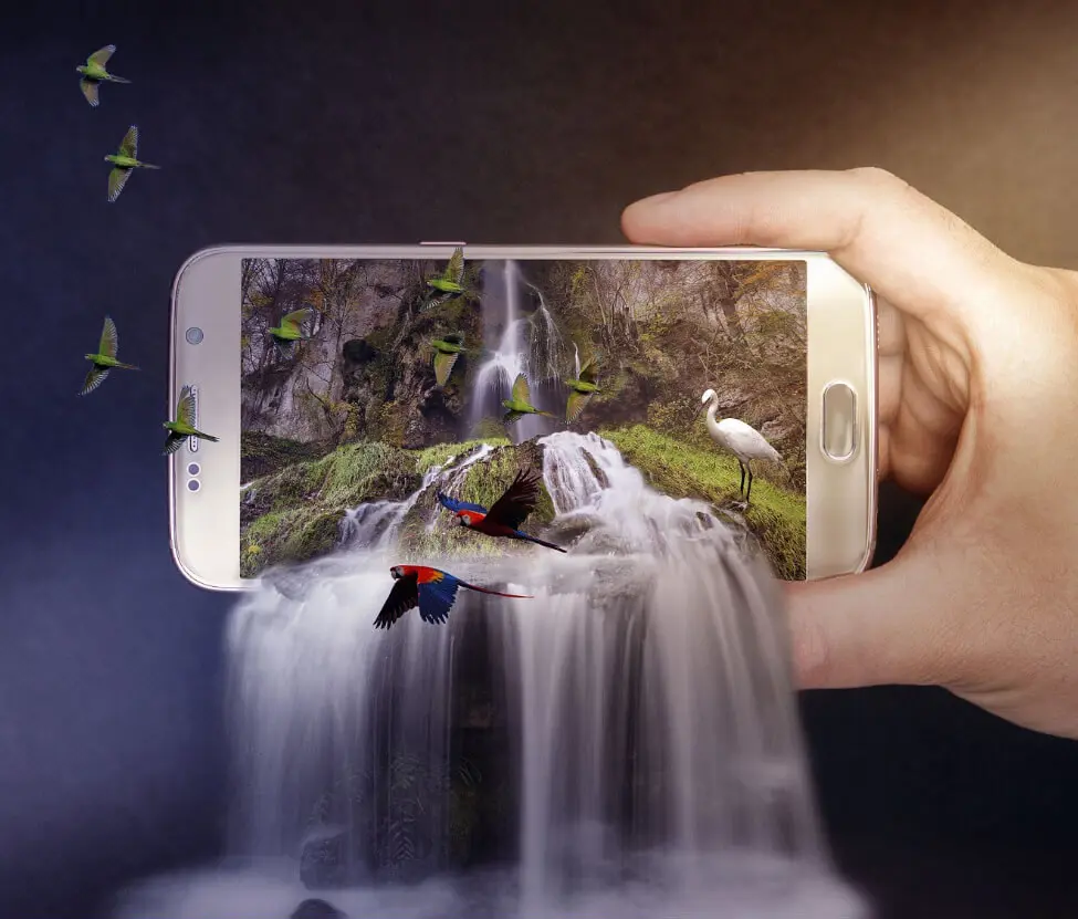 Smartphone mit einer Animation, sodass ein Wasserfall aus dem Bildschirm läuft