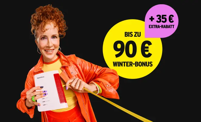 Person zeigt Fritz!Box. Bis zu 90 € Winter-Bonus + 35 € Extra-Rabatt.