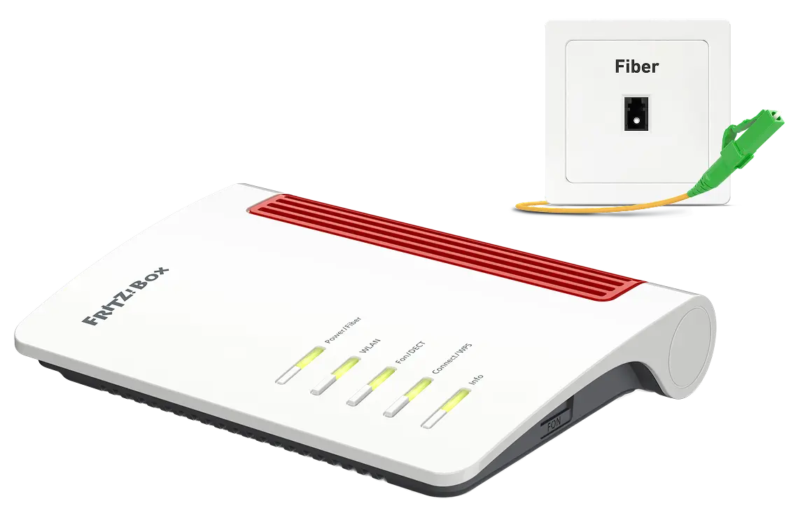 FRITZ!Box 5530 Fiber Router mit leuchtenden Status-LEDs, daneben eine Glasfaser-Wandsteckdose mit der Aufschrift „Fiber“ und ein gelbes Glasfaserkabel mit grünem Stecker.