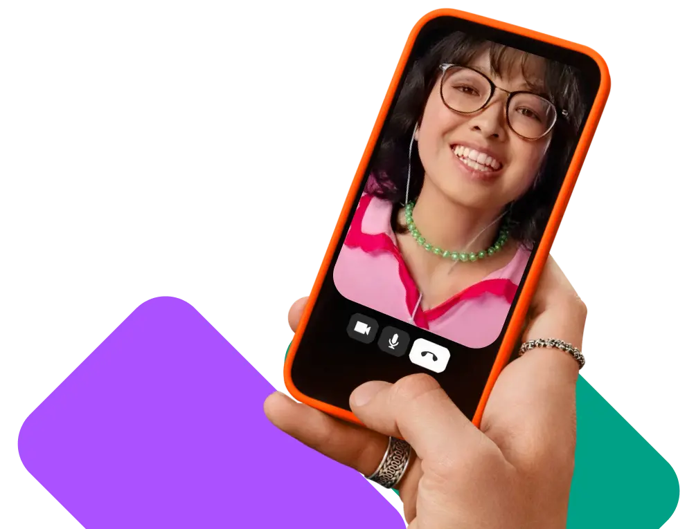 Hand hält ein Smartphone während eines Videoanrufs mit einer lächelnden Person.