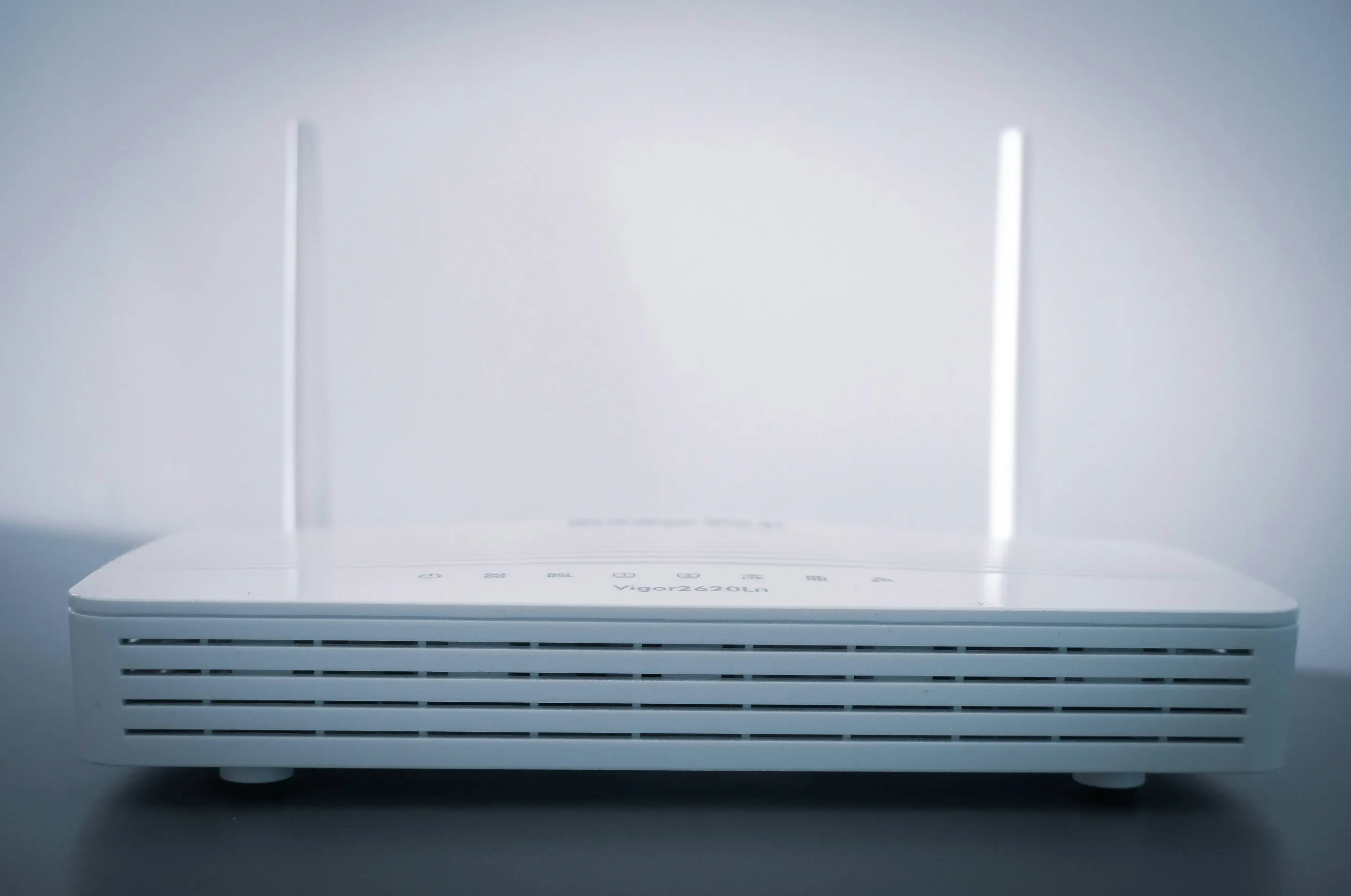 weißer Router liegt auf dem Tisch