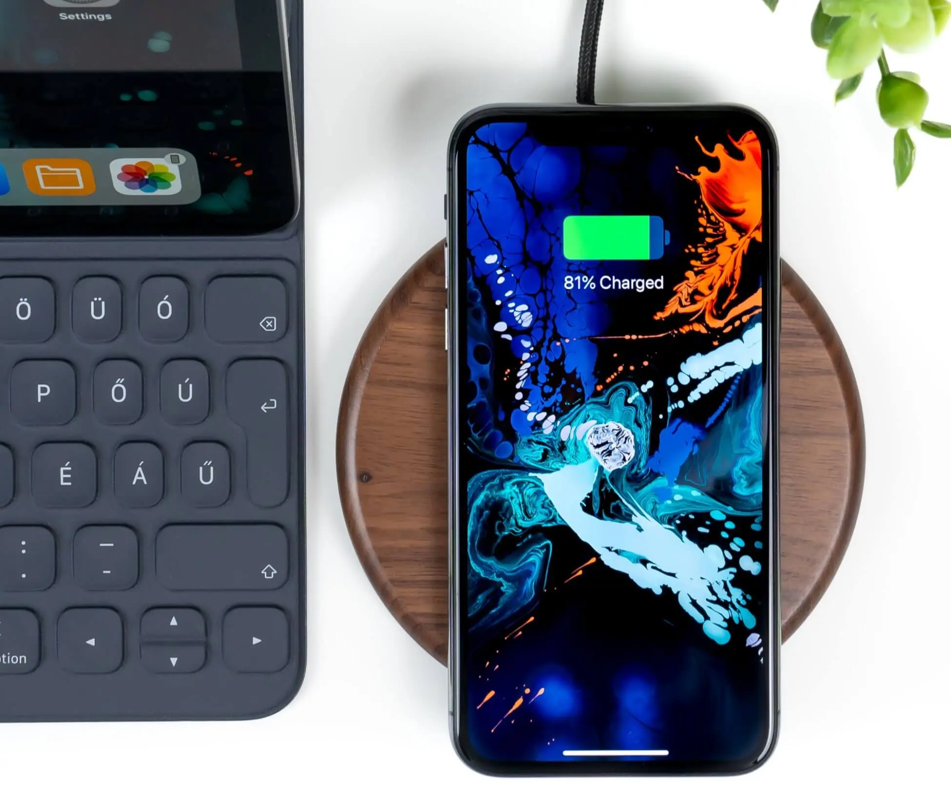 Handy liegt auf einer Wireless-Charging Station