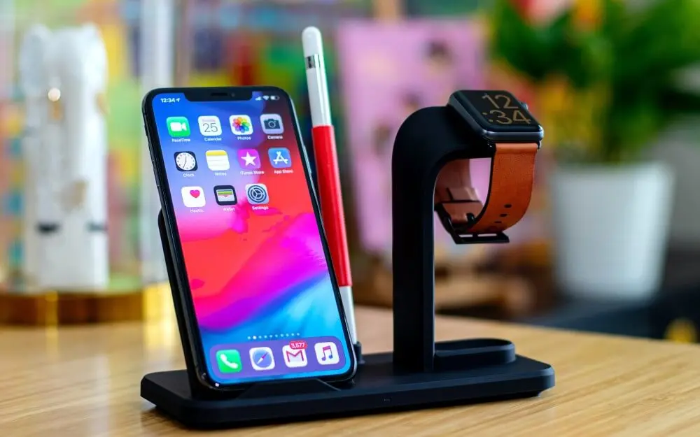 Handy, Smartwatch und Apple Pen laden auf einer Wireless Charging Station
