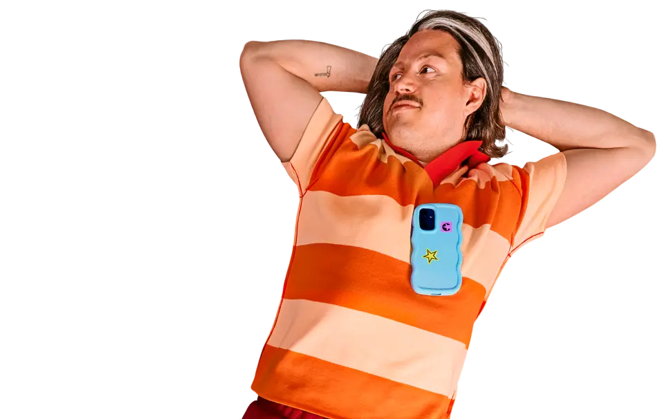 Liegende Person mit Smartphone auf der Brust.