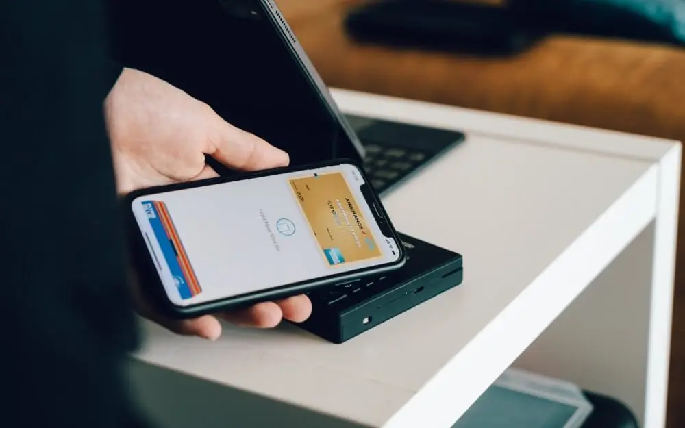 Person bezahlt mit Wallet App