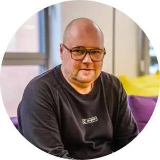 Person lächelt in die Kamera.