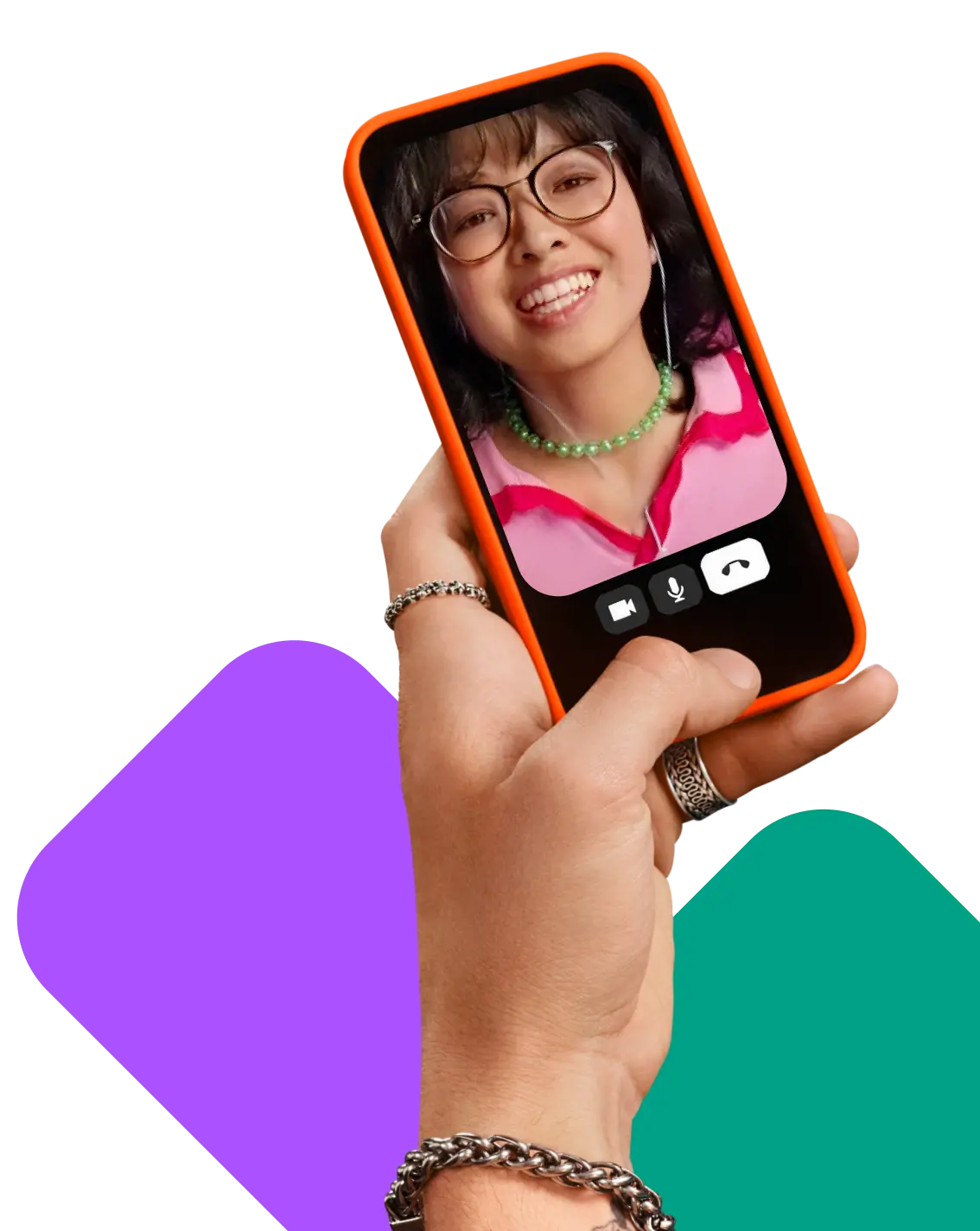 Hand hält ein Smartphone während eines Videoanrufs mit einer lächelnden Person.