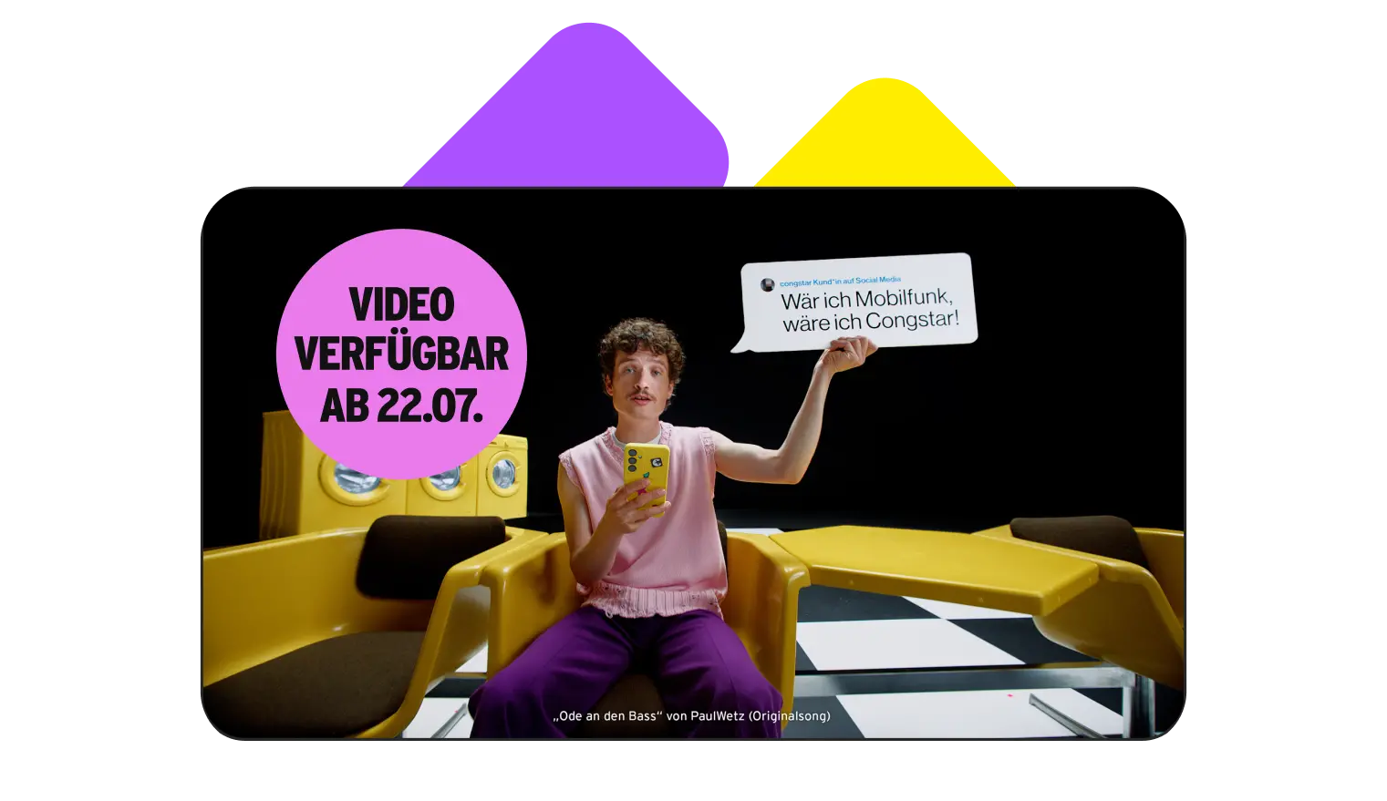 Ein Bild, das eine Video-Vorschau und Textinformationen kombiniert. Eine Person hält eine kleine Sprechblase hoch, die einen Kommentar einer congstar Kund*in auf Social Media zeigt: "Wär ich Mobilfunk, wäre ich Congstar!". Über dem Video liegt ein Störer mit der Ankündigung "VIDEO VERFÜGBAR AB 22.07.". Unter dem Rahmen steht der Songtitel „Ode an den Bass" von PaulWetz (Originalsong).