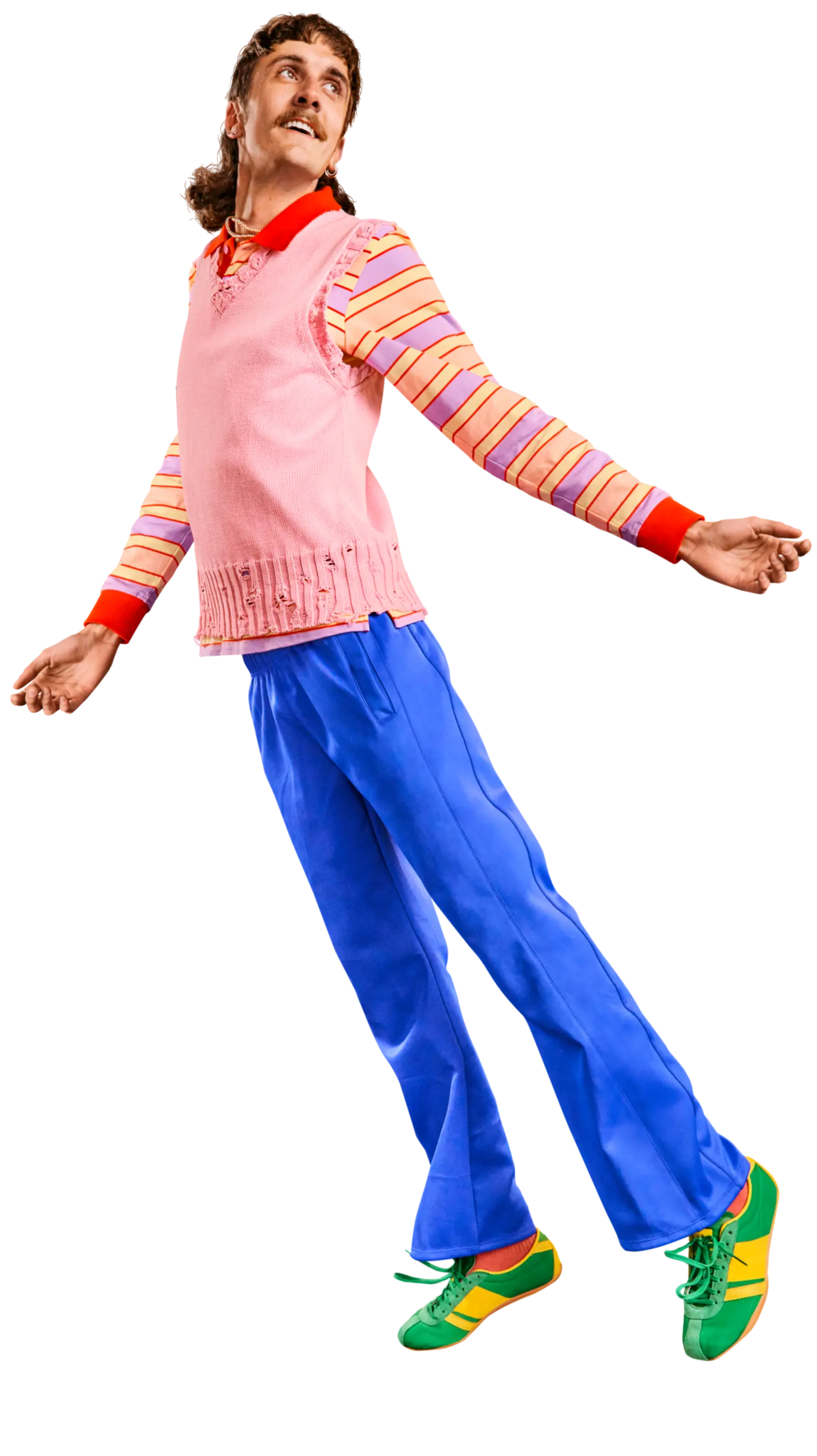 Stehende Person lächelt.