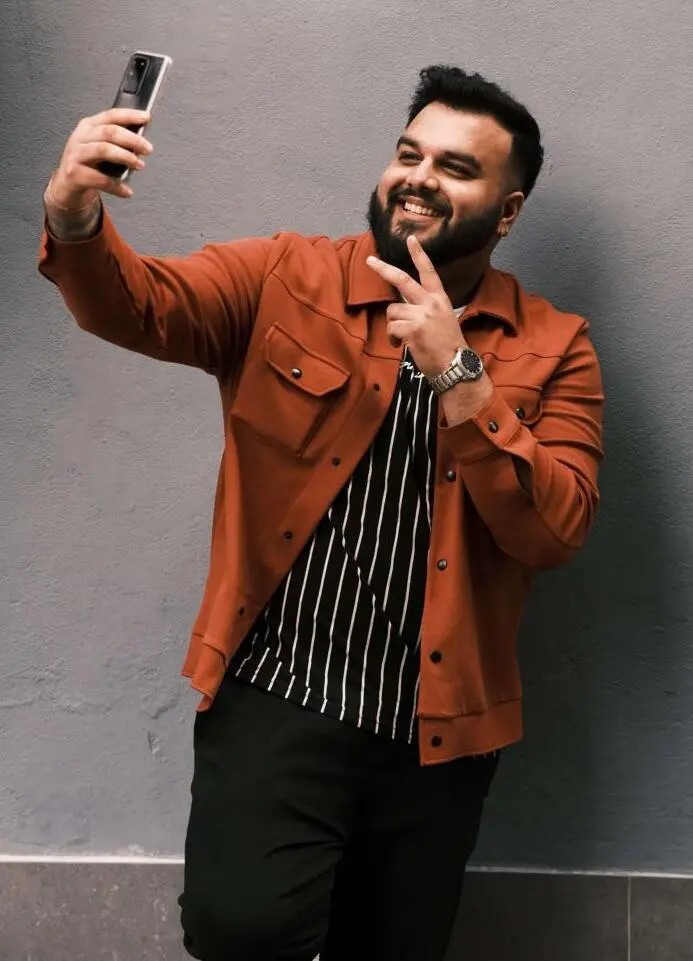 Mann macht ein Selfie von sich
