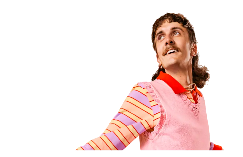 Stehende Person lächelt.