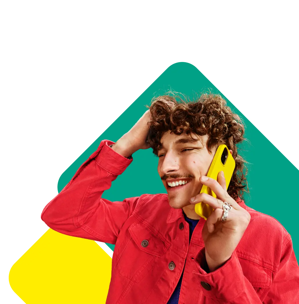 Lachende Person telefoniert.