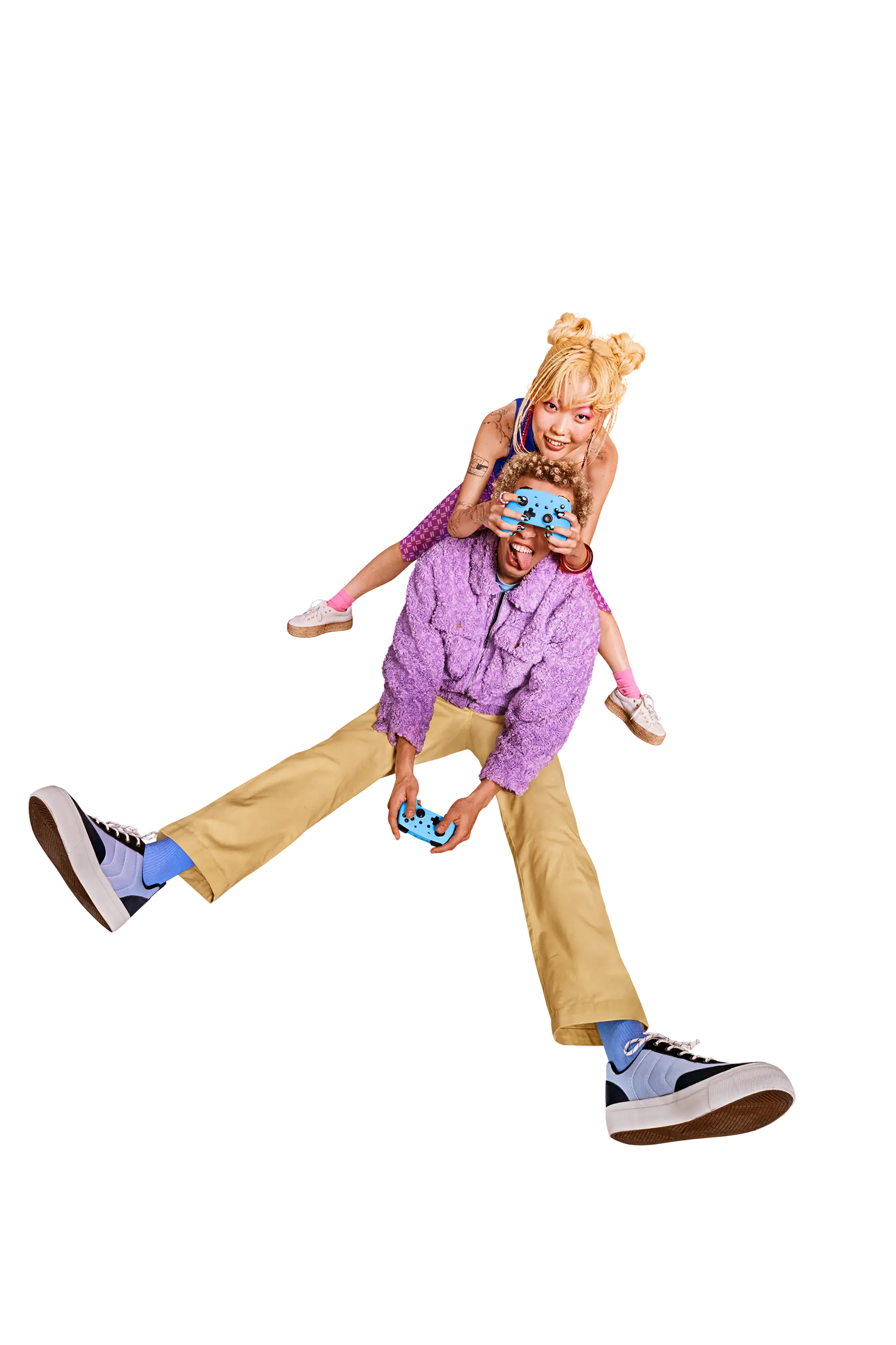 Zwei junge Menschen spielen zusammen mit einem Gaming-Controller.