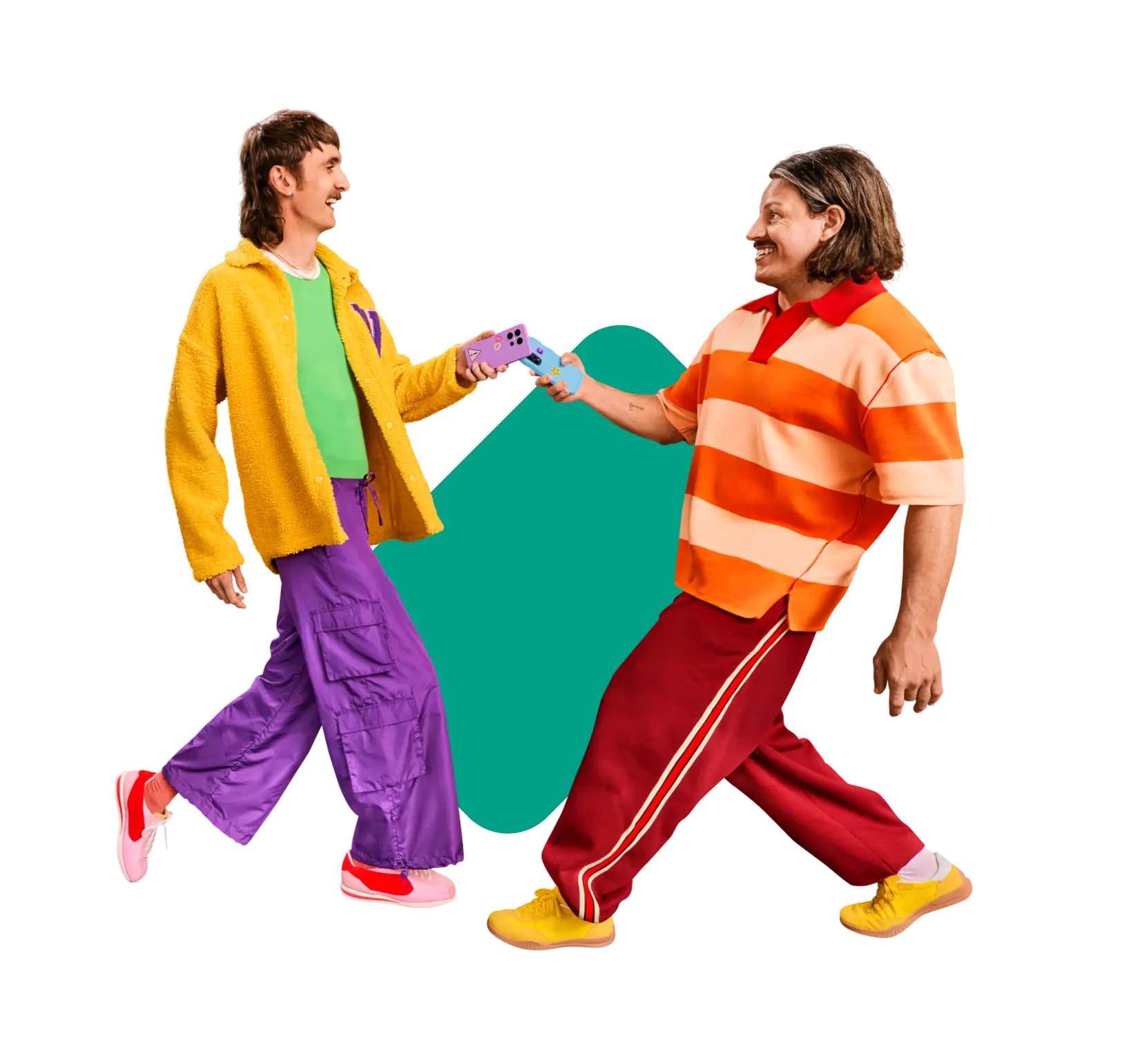 Zwei lächelnde Personen reichen sich gegenseitig ein Smartphone.